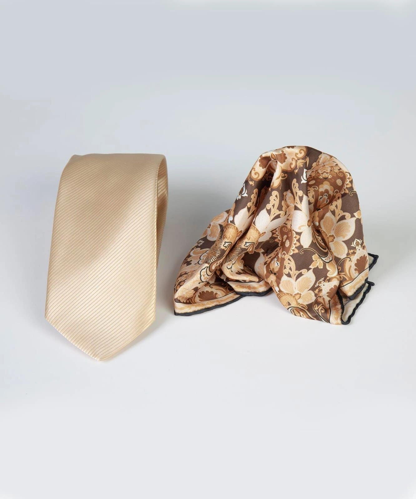 Exquisites Hemd und Krawatten-Set – Eleganz für jeden Anlass.